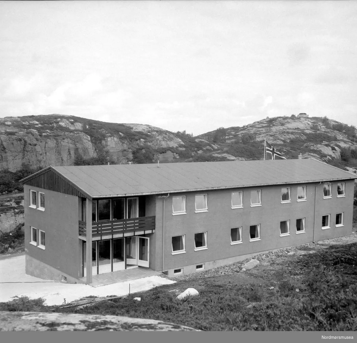 Fotoet viser trolig fra innvielsen av et nytt hybelhus. Sannsynligvis fotografert august 1969. Bildet kommer fra negativarkivet etter Romsdalsposten. Fra Nordmøre Museums fotosamlinger.