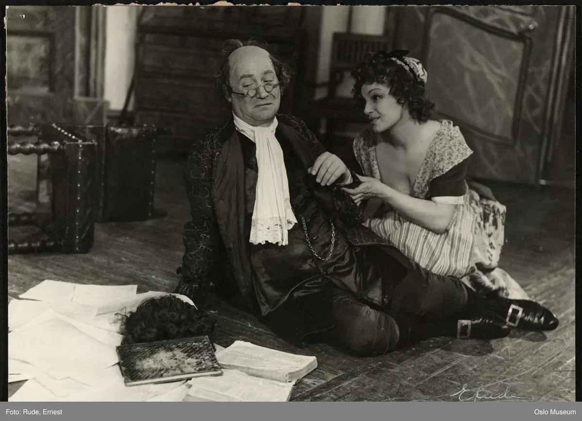scenebilde, mann, kvinne, skuespillere, rollebilde, Vielgeschrei og Pernille i "Den stundesløse" på Nationaltheatret, sittende helfigur, kostymer