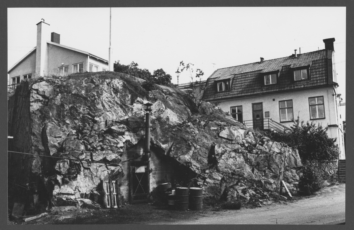 Ekensbergs varv 1970. Skyddsrum insprängt i berget, till h varvskontoret,som tidigare varit Ekensbergs värdshus. Ovanför skyddsrummet skymtar gaveln på ritkontoret.