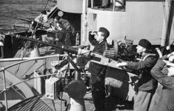 Livet ombord, spaning efter flygplan, manskap vid kulspruta 