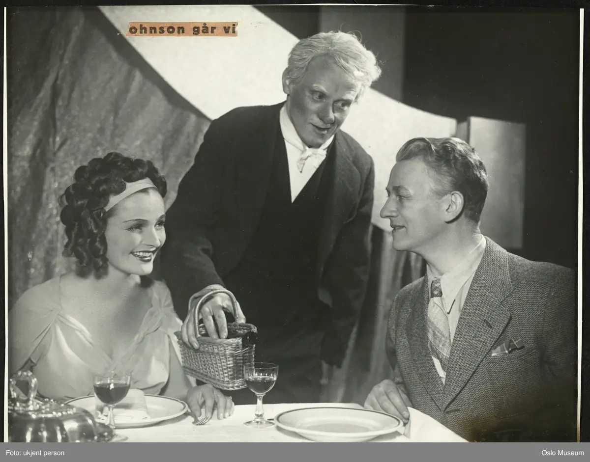 scenebilde, trippelportrett, kvinne, menn, skuespillere, rollebilde, "Johnson over Jordan" på Det Nye Teater, sittende og stående halvfigur ved bord, kostymer