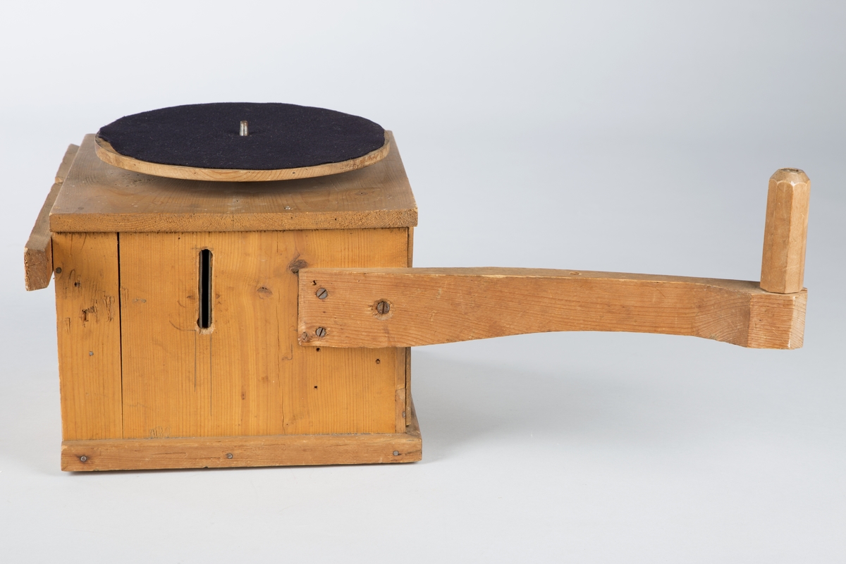 Hjemmelaget grammofon av pathéfon-type. 

Instrumentet består av tre deler som lett kan tas fra hverandre. Kasse med en arm, som holder trakten, platetallerken og trakt. Det er montert en sveiv på en siden av kassen. Hovedsaklig består instrumentet av tre, kassen av gran og trakten sansynlighvis av kirsebær. Overflaten er delvis ru og ujevn.
På platetallerken ligger es svart filt. Kassen er føyet sammen med skruer og spiker.

Membranen består av marieglas, som er en variasjon av krystallen gips.