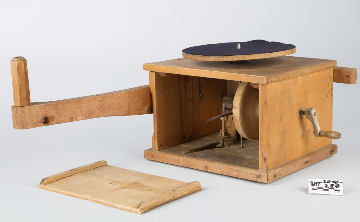 Hjemmelaget grammofon av pathéfon-type. 

Instrumentet består av tre deler som lett kan tas fra hverandre. Kasse med en arm, som holder trakten, platetallerken og trakt. Det er montert en sveiv på en siden av kassen. Hovedsaklig består instrumentet av tre, kassen av gran og trakten sansynlighvis av kirsebær. Overflaten er delvis ru og ujevn.
På platetallerken ligger es svart filt. Kassen er føyet sammen med skruer og spiker.

Membranen består av marieglas, som er en variasjon av krystallen gips.