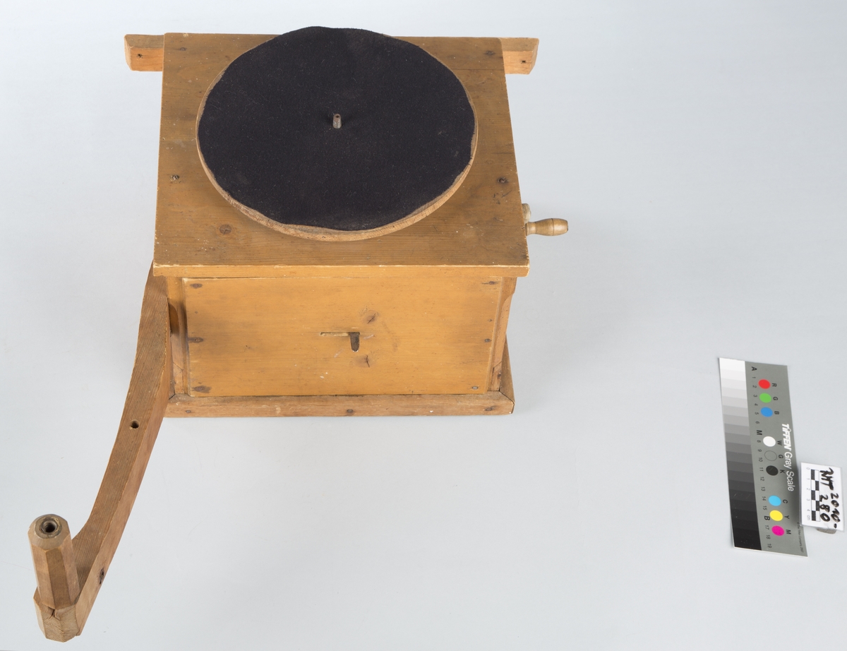 Hjemmelaget grammofon av pathéfon-type. 

Instrumentet består av tre deler som lett kan tas fra hverandre. Kasse med en arm, som holder trakten, platetallerken og trakt. Det er montert en sveiv på en siden av kassen. Hovedsaklig består instrumentet av tre, kassen av gran og trakten sansynlighvis av kirsebær. Overflaten er delvis ru og ujevn.
På platetallerken ligger es svart filt. Kassen er føyet sammen med skruer og spiker.

Membranen består av marieglas, som er en variasjon av krystallen gips.