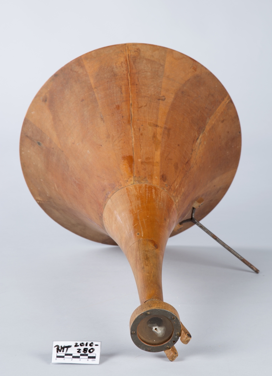 Hjemmelaget grammofon av pathéfon-type. 

Instrumentet består av tre deler som lett kan tas fra hverandre. Kasse med en arm, som holder trakten, platetallerken og trakt. Det er montert en sveiv på en siden av kassen. Hovedsaklig består instrumentet av tre, kassen av gran og trakten sansynlighvis av kirsebær. Overflaten er delvis ru og ujevn.
På platetallerken ligger es svart filt. Kassen er føyet sammen med skruer og spiker.

Membranen består av marieglas, som er en variasjon av krystallen gips.