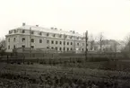 Det s k Ludwigssonska huset på Järnvägsgatan under byggnad 1926-27.
Det första lättbetonghuset i Kalmar.