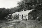 Kaffetorpet vid Solliden på Öland, 1930-talet.


Solliden anlades av drottning Victoria som hade fått inspiration av flera besök i den svenske läkaren Axel Munthes italienska villa San Michele på Capri. Victoria hade hela sitt liv besvär med sin hälsa men trodde att Ölands milda klimat skulle lindra hennes besvär. Hon gav i uppdrag åt arkitekten Torben Grut att komma med ett förslag och den 25 september 1903 anlades grundstenen. Solliden kan sägas motsvaras av den danska kungafamiljens sommarresidens Marselisborg slott.