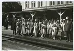 Kalmar Central. Slutet av 1920 eller i början av 1930-talet. Personvagnen  i bakgrunden med det flata taket, tillhörde Ljungbyholm Carlslunda järnväg. (LCJ). Mannen längs t v i första raden är konsul Gunnar Berggren. (I mörk kostym).