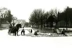 Tullslätten i Kalmar omkring 1925-26. Stensättare, häst med vagn tillhör Kalmar stad.
Till höger Tullskolan. Norra Vägen var då vanlig grusväg.
Kalmar stad ägde vid den tiden två stycken hästar för gatukontorets räkning.