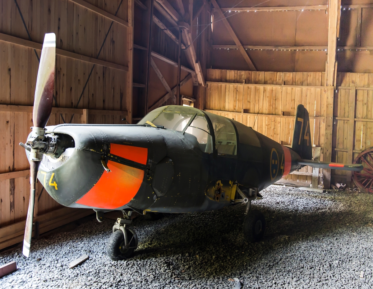 Skolflygplan, SK 50B
Saab 91B Safir

Grönmålan skolflygplan med orange fält.
Märkning: I nosspetsen och på fenan kodsiffra 74; på bakkroppen kronmärke och flottiljnummer 4.