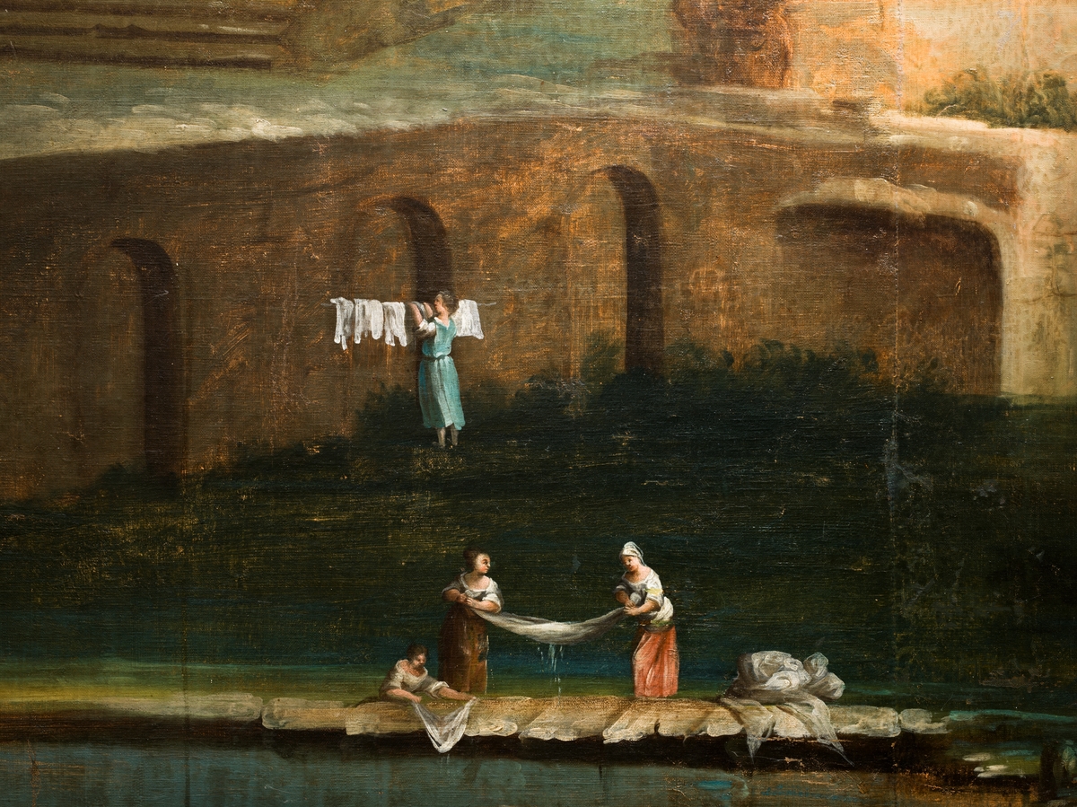 Maleriet framstiller et idealisert landskap, trolig i Italia. I forgrunnen til venstre en stor ruin av et romersk tempel med små staffasjefigurer som vandrer rundt. Til høyre for dette et stort tre og lengst til høyre et enda høyere tre. De to trærne innrammer et rolig landskap i mellomgrunnen og et fjell med to markerte topper samt et havneparti i bakgrunnen. I forgrunnen for øvrig en elv og en mur med en bro til høyre samt to grupper med staffasjefigurer – til venstre to kvinner som vasker tøy, til høyre en gjeter med sauer. I mellomgrunnen ytterligere fire staffasjefigurer fordelt på to grupper med to personer i hver.