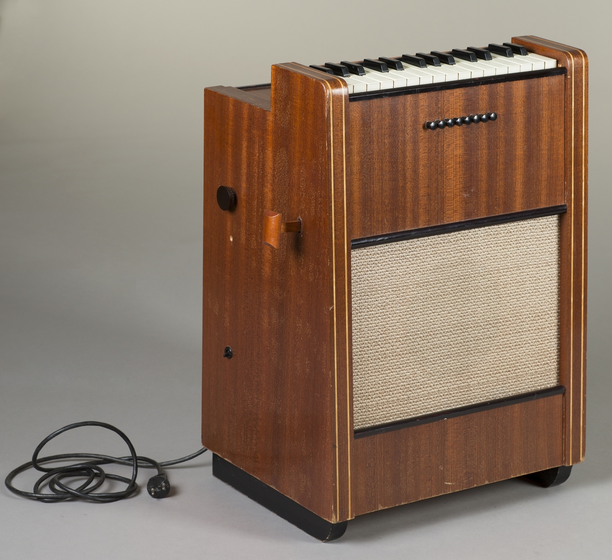 Elektronisk orgel i kasse. Høytaler og tangenter.