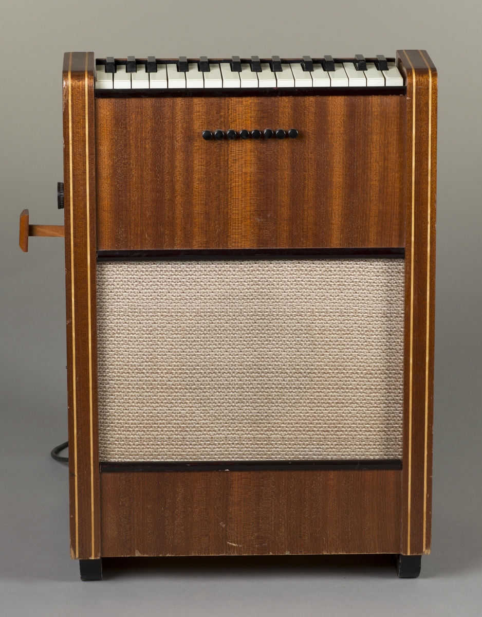 Elektronisk orgel i kasse. Høytaler og tangenter.