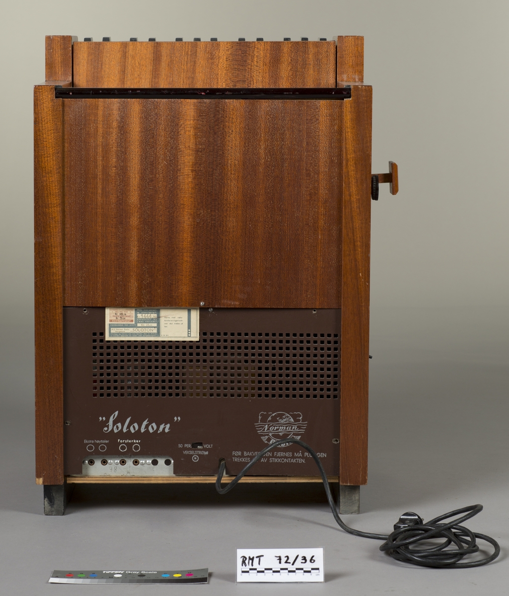 Elektronisk orgel i kasse. Høytaler og tangenter.