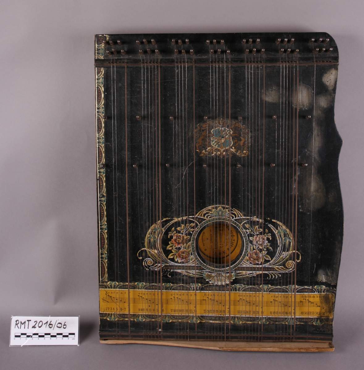 Citeren har følgende mål: Lengde 50 cm, maks bredde (på midten) 39 cm, bredde på anheng i nedre kant 37,7 cm, maks høyde (dybde) opp til og med stengeskruer: 6,7 cm. Høyde (dybde) på sarg: 4,5 cm. Citeren er laget av tre som er malt svart, formen er rektangulær og med noe buet «svung» på høyre side, sett forfra. Instrumentet er påmontert et brett (anheng) i nedre kant, som skjuler strengefestene. Brettet (planken) er skadet på venstre side.

Instrumentet har syv sett med strenger som hver danner en bestemt akkord, totalt 56 strenger. Disse akkordene er fra venstre til høyre: F dur, C dur, G dur, D dur, A dur, E dur og F# dur. Navn på toner, notelinje og nummer på strenger er påført (trykt?) på citerens nedre del, over anhenget. Inne i kassen er det en merkelapp i gult papir der det står at citeren er produsert av C.W.Johansson & Co. Musikinstrumentfabrik i Nässjö. Skrifta er trykt med svarte bokstaver:

«[Blomstdekor] Svensk Accord-Zittra N:o 7. [Blomstdekor] // [Uleselig blyantskrift] Fran [Från] // C.W.Johansson & Co. // Musikinstrumentfabrik // [Dekor] NÄSSJÖ. [dekor] // [Dekor] // Normalstämning»