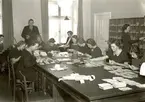 Sortering av ransoneringskort och skattsedlar på postkontoret i Kalmar. 1940-talet.