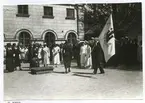 Rektor Carl Göransson med fanan på gamla läroverkets skolgård vid Stortorget omkring 1930.