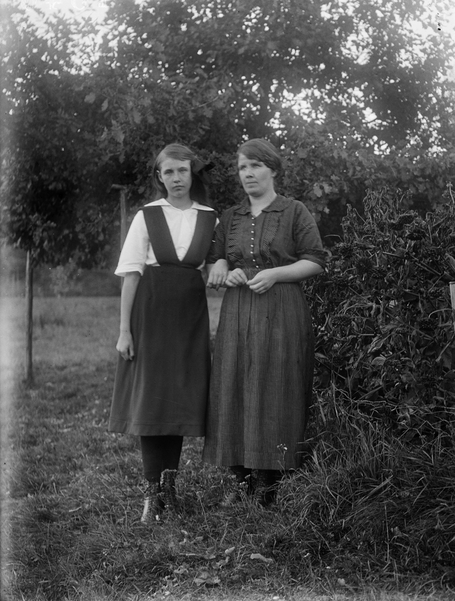 Elin Västberg och Viola Andersson, Berga, Simtuna socken, Uppland 1920