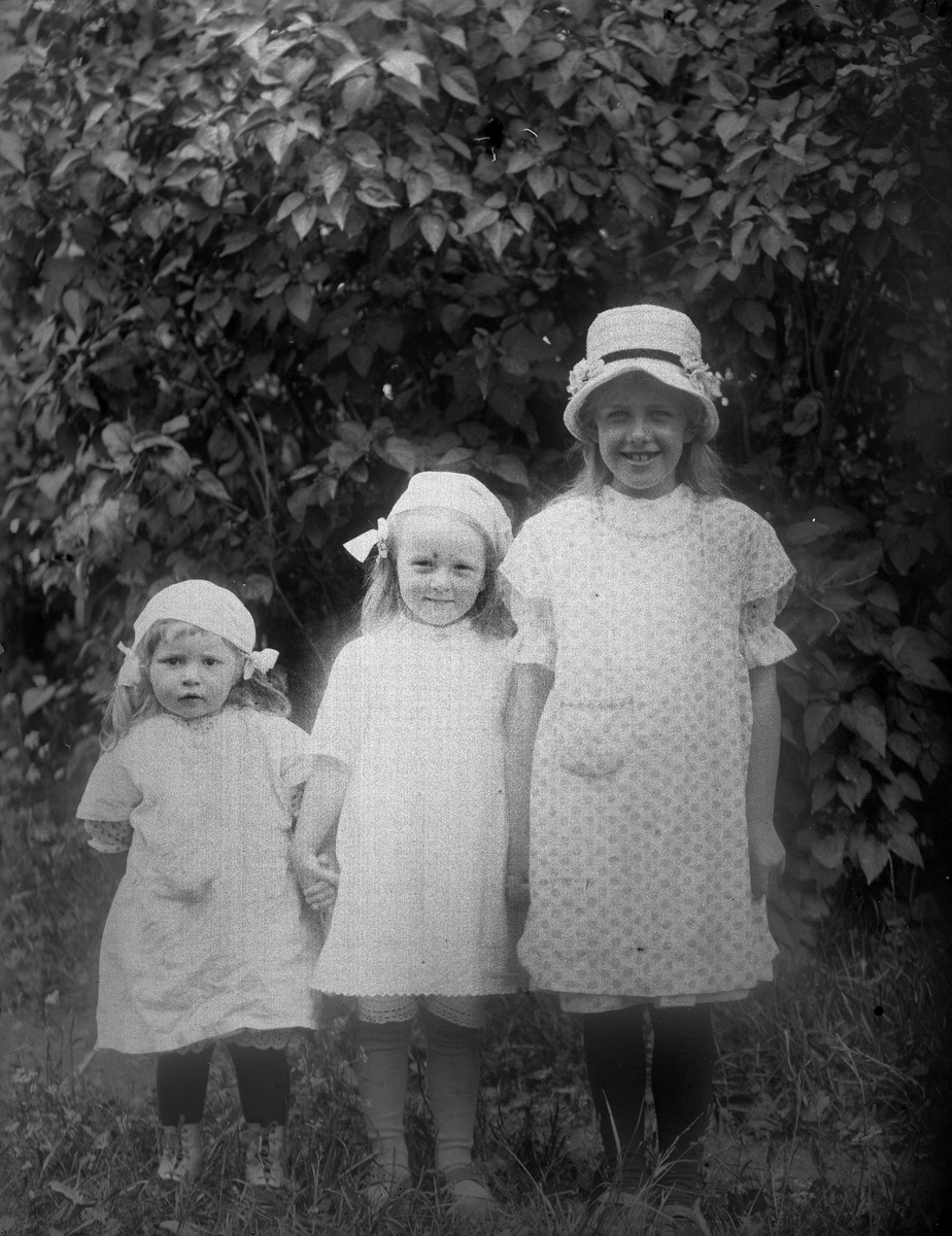 Ejvor Rollin, Eva Anderson och Lena Rollin, Sävasta, Altuna socken, Uppland 1920