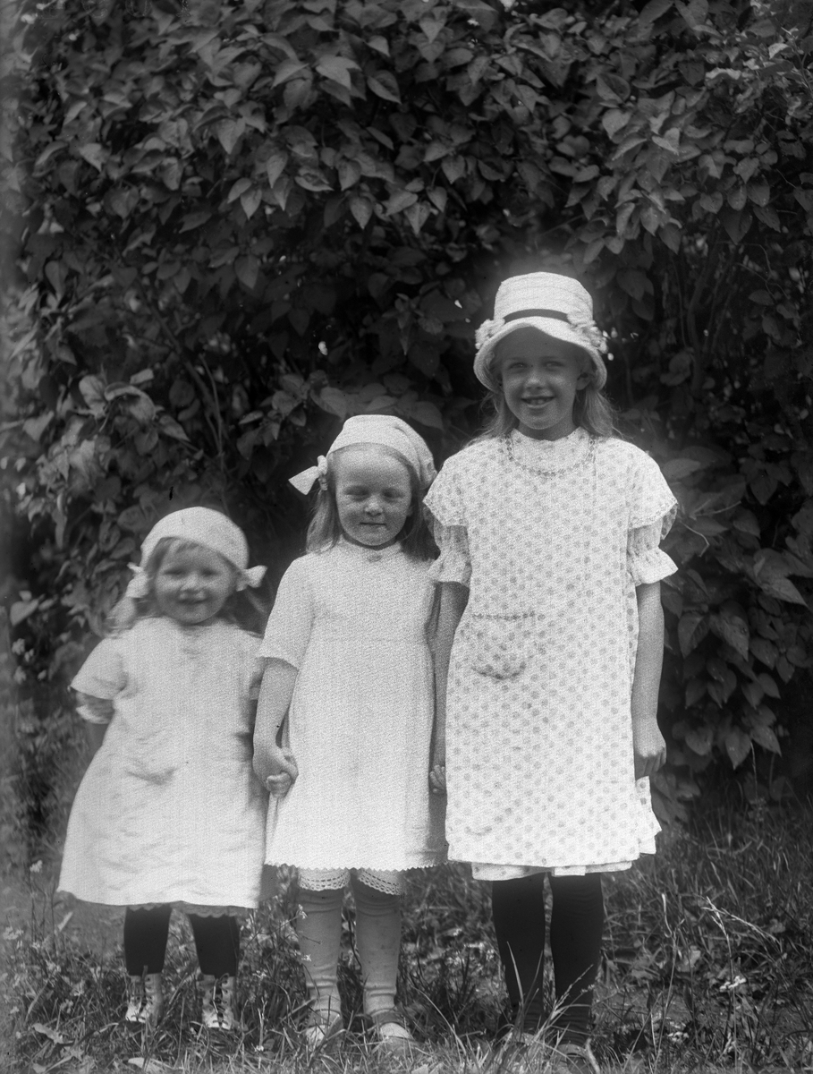 Ejvor Rollin, Eva Anderson och Lena Rollin, Sävasta, Altuna socken, Uppland 1920