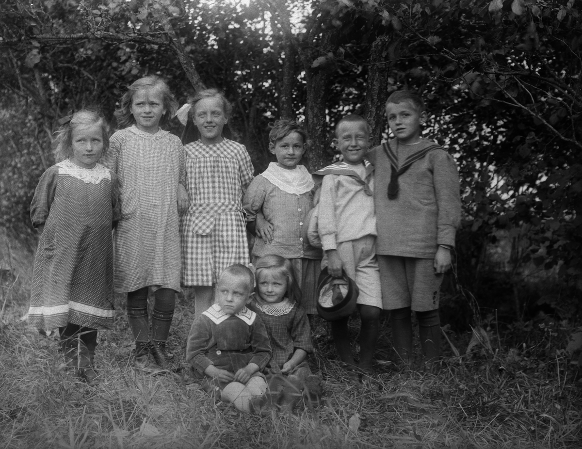 "Barnen vid Mälby samlade på en plåt", Frösthults socken, Uppland 1920