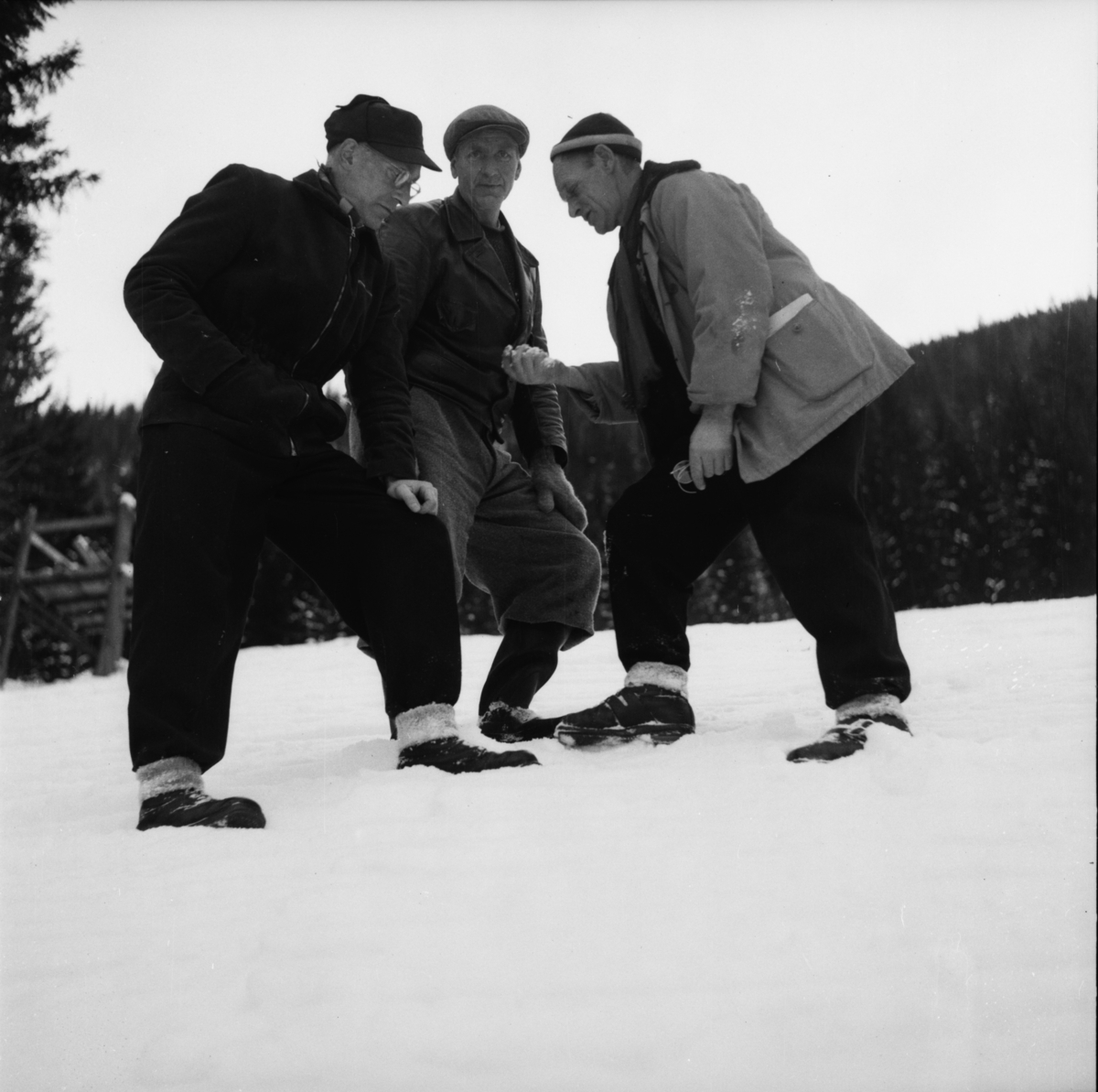 Vardens arkiv. "Foran Kviteseid Idr. landsrenn 25-27-28 d.m."  03-04.02.1954