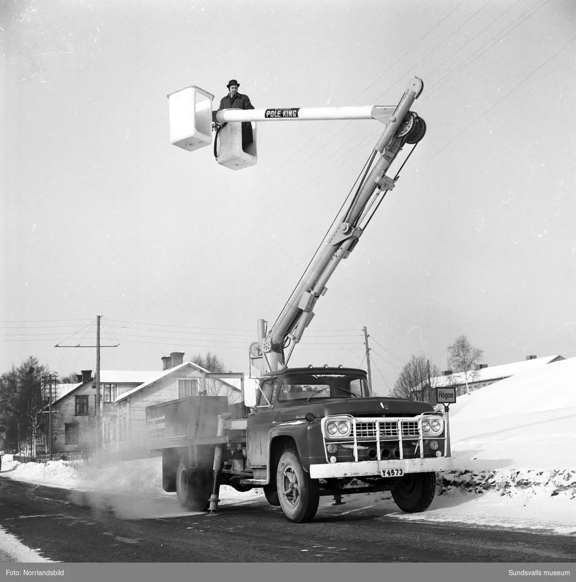 Skyworker, Pole King, en amerikans hydraulisk lyft som demonstreras av Sundsvalls verkstäder. Bilderna är tagna i bland annat Högom, där gammal bebyggelse syns i bakgrunden. En av bilderna är fotograferad i hamnen upp mot Skönsberg.