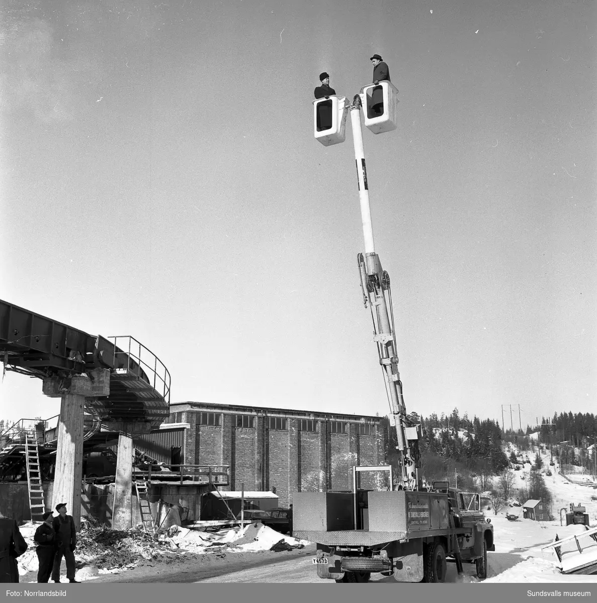 Skyworker, Pole King, en amerikans hydraulisk lyft som demonstreras av Sundsvalls verkstäder. Bilderna är tagna i bland annat Högom, där gammal bebyggelse syns i bakgrunden. En av bilderna är fotograferad i hamnen upp mot Skönsberg.