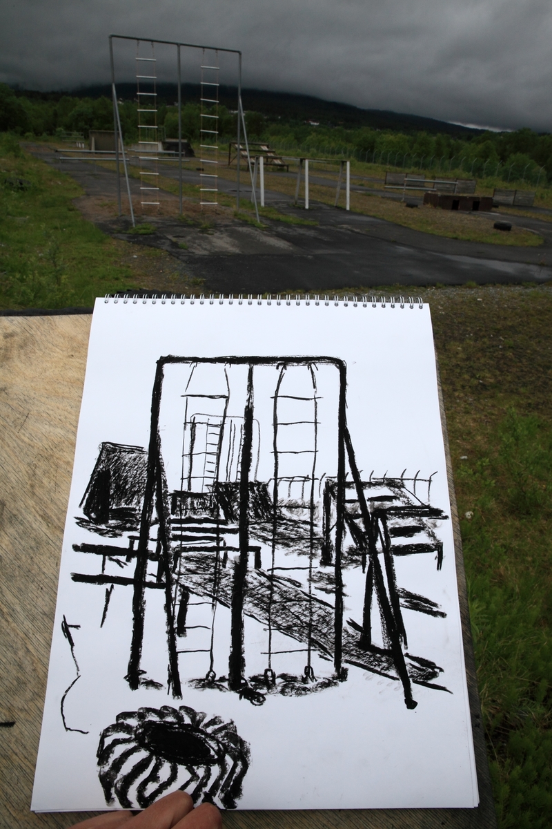 Et dokumenterende tegneprosjekt som tar utgangspunkt i samspillet mellom det sivile samfunnet og det militære nærværet på Setermoen.

Tegningene ble produsert under Wildhagens opphold på Setermoen 13 til 17 juni 2016. Han losjerte på kasernen Haslemoen hvor arbeidene også installeres, foruten produksjonen fulgte han de menige sine daglige rutiner. Motivene er avbildende, gjennomført på steder innenfor og utenfor leiren. Elleve av arbeidene er senere påført utprintede fotografier for å gi brukerene noen hint og ledetråder om det faktum at arbeidene er blitt til i deres omgivelser og hverdag.