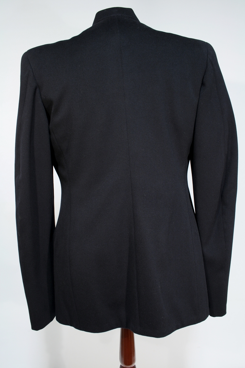 Sort jakke og bukse med blåskjær. Jakken er enkeltspent med seks forgylte knapper med riksløven. Stiv stående krage med broderte ekeløvblad, flettet sort skulderdistinksjon av sort innflettet gulltråd og en knapp. To brystlommer med klaff, ingen sidelommer. 

Kryssbandolær i brunt lær. Sort uniformslue med tresse og bratt skjerm i sort lakk og bredt luebånd med innvende eikeblader. Tressen er festet med to forgylte knapper. Gullforgylt luemerke.