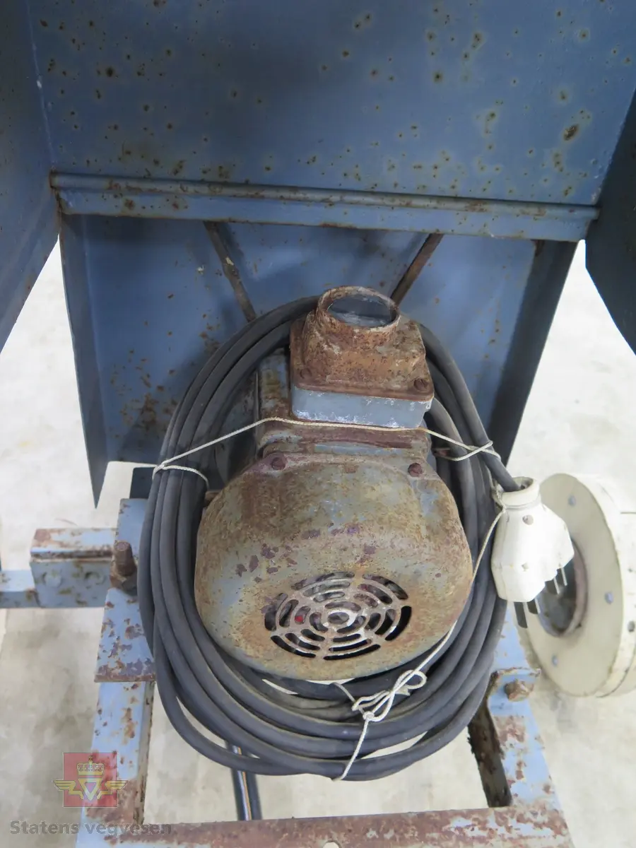 Betongblander på en aksling, har drag for å kunne flyttes. Gummihjulene er fjernet og det sitter uoriginale "dekk" av tre på felgene. Blanderen drives av en trefaset elektrisk motor fra NEBB.