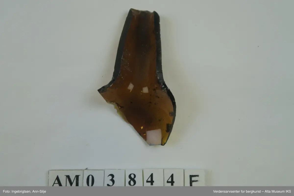 Tingene, med unntak av hestesko og krok, er ødelagte/fragmentert. Det er fragmenter av keramikk og porselen, to glassbiter fra flasker, en ledning med metallstrenger, stor krok og en liten hestesko.
