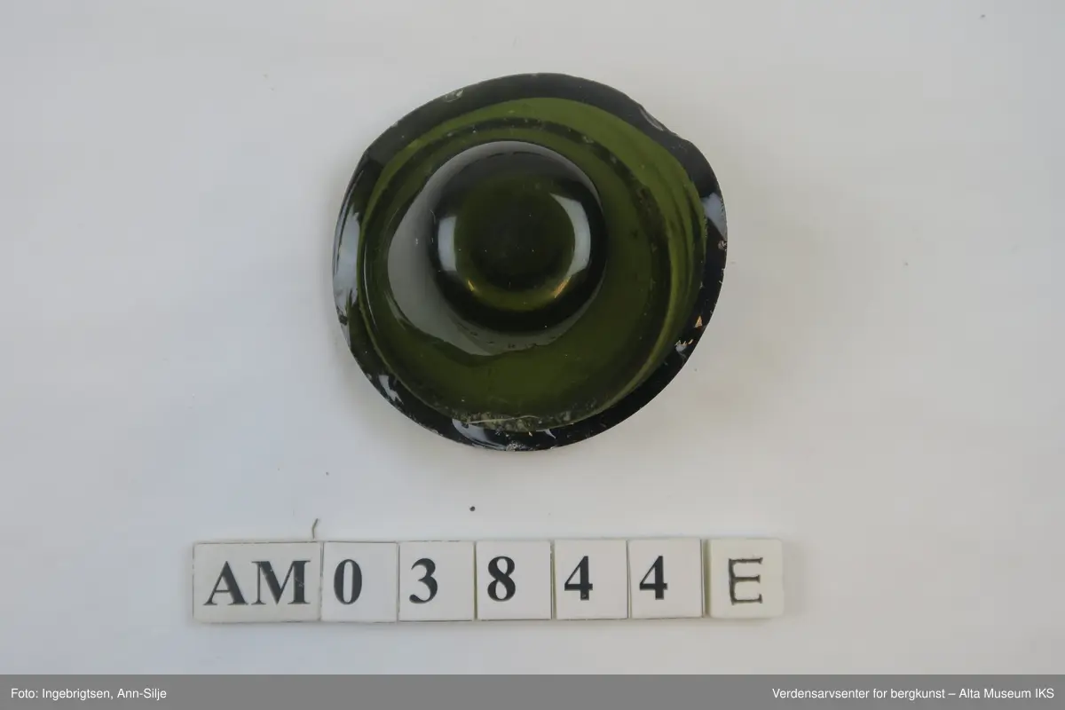 Tingene, med unntak av hestesko og krok, er ødelagte/fragmentert. Det er fragmenter av keramikk og porselen, to glassbiter fra flasker, en ledning med metallstrenger, stor krok og en liten hestesko.