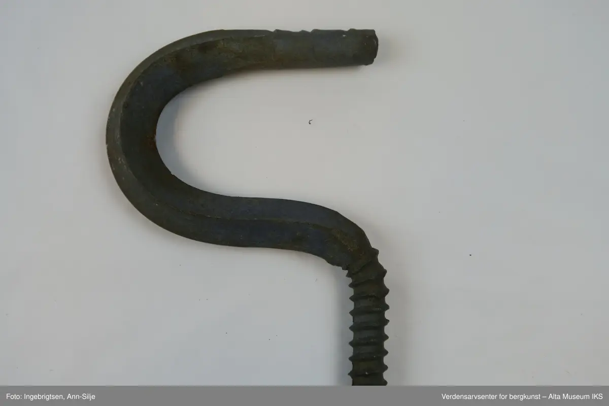 Tingene, med unntak av hestesko og krok, er ødelagte/fragmentert. Det er fragmenter av keramikk og porselen, to glassbiter fra flasker, en ledning med metallstrenger, stor krok og en liten hestesko.
