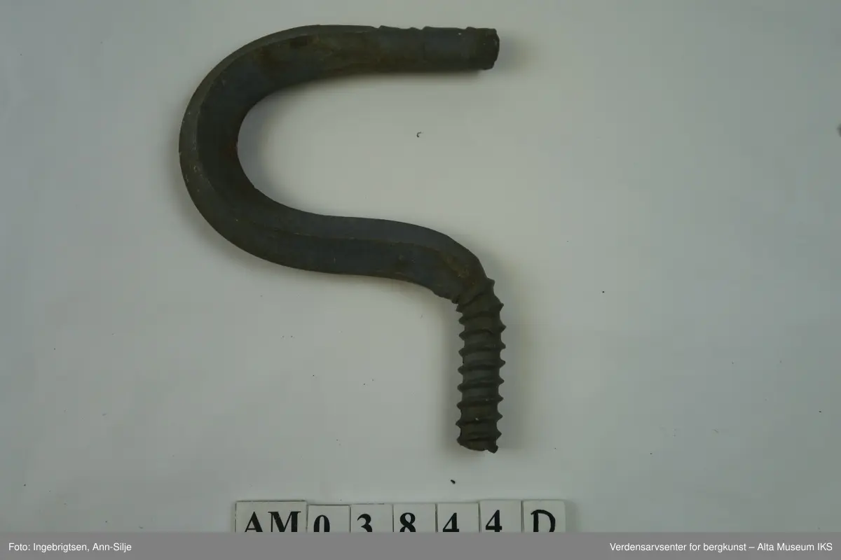 Tingene, med unntak av hestesko og krok, er ødelagte/fragmentert. Det er fragmenter av keramikk og porselen, to glassbiter fra flasker, en ledning med metallstrenger, stor krok og en liten hestesko.