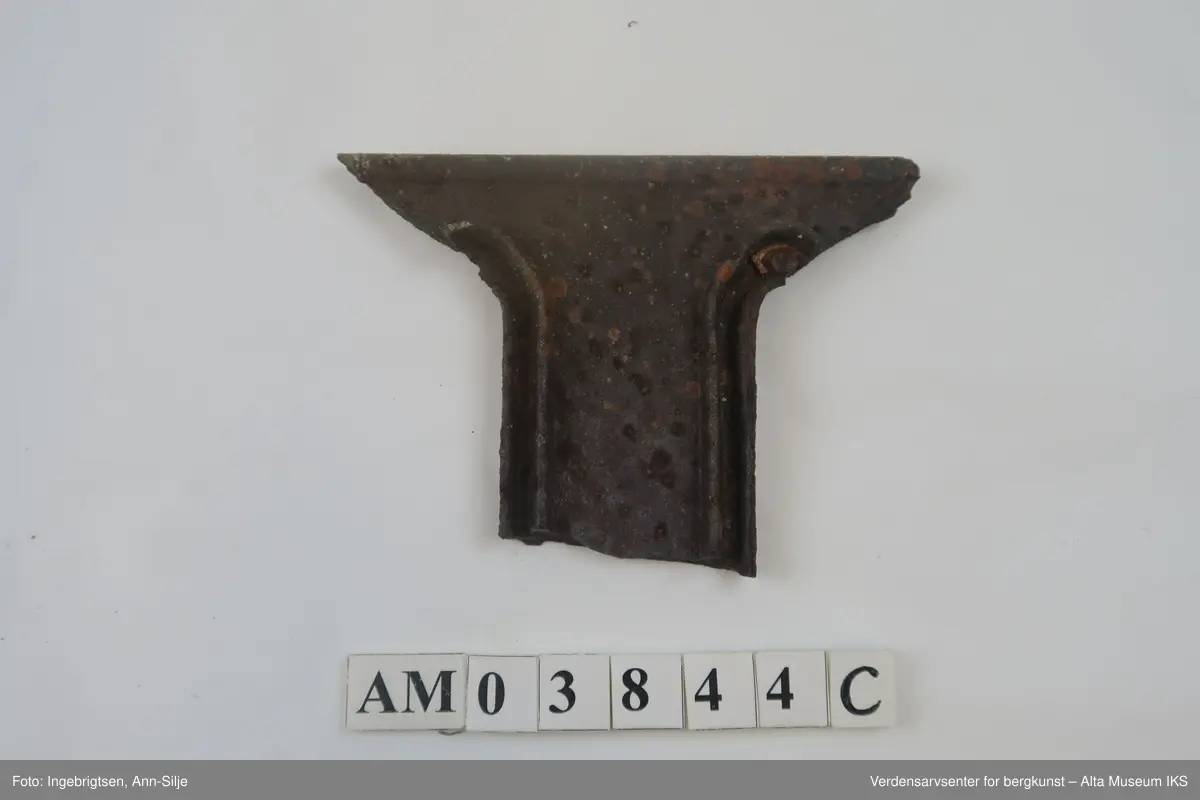 Tingene, med unntak av hestesko og krok, er ødelagte/fragmentert. Det er fragmenter av keramikk og porselen, to glassbiter fra flasker, en ledning med metallstrenger, stor krok og en liten hestesko.