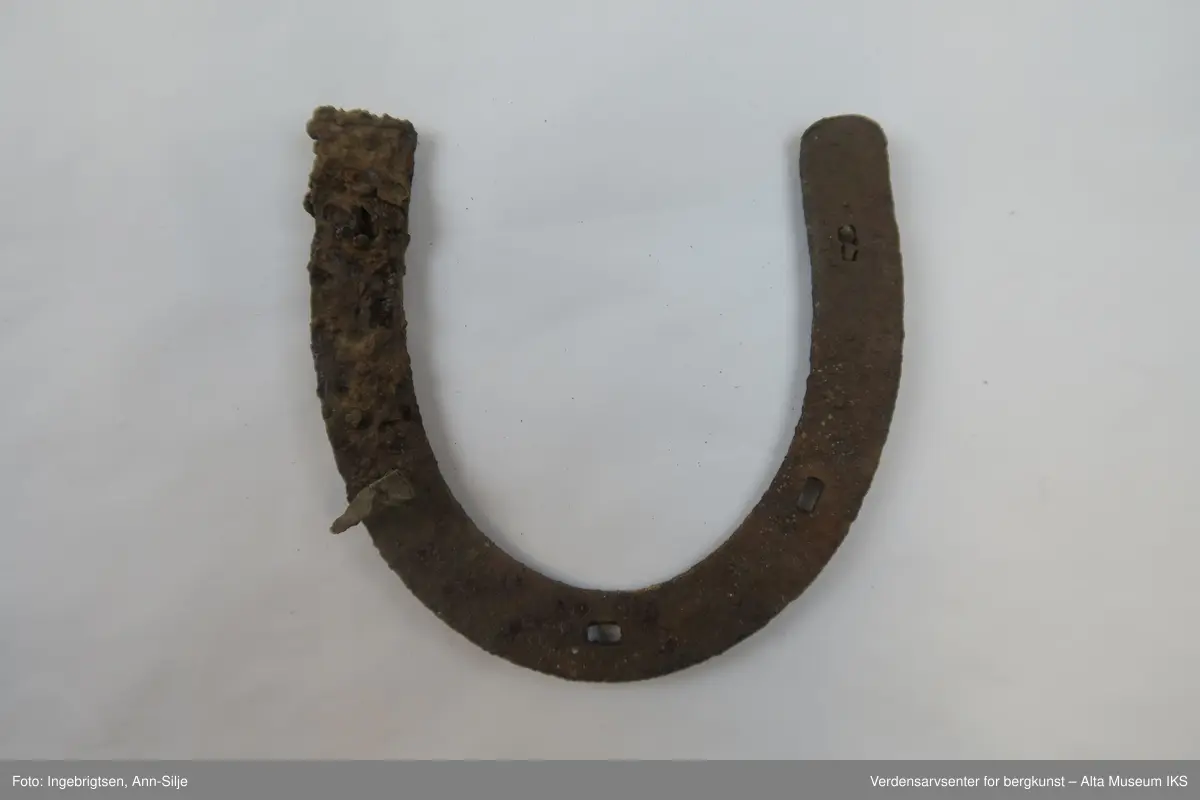 Tingene, med unntak av hestesko og krok, er ødelagte/fragmentert. Det er fragmenter av keramikk og porselen, to glassbiter fra flasker, en ledning med metallstrenger, stor krok og en liten hestesko.