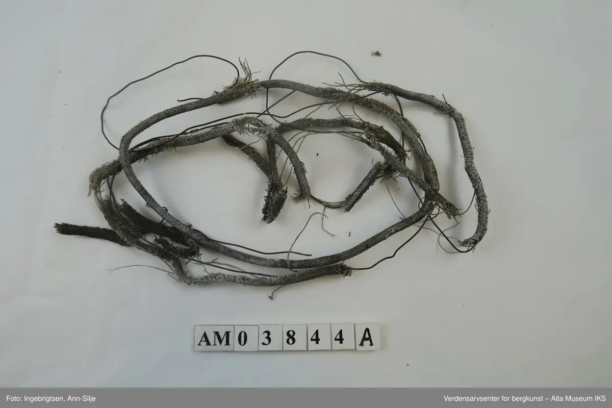 Tingene, med unntak av hestesko og krok, er ødelagte/fragmentert. Det er fragmenter av keramikk og porselen, to glassbiter fra flasker, en ledning med metallstrenger, stor krok og en liten hestesko.