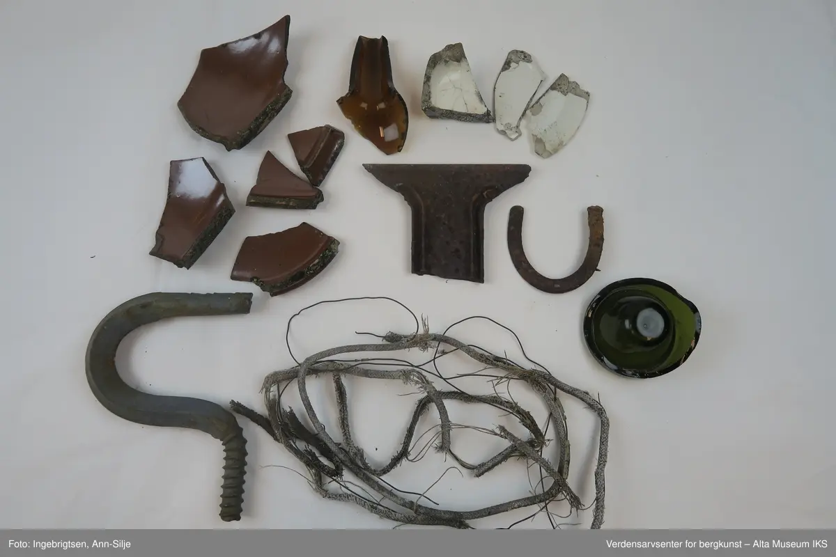 Tingene, med unntak av hestesko og krok, er ødelagte/fragmentert. Det er fragmenter av keramikk og porselen, to glassbiter fra flasker, en ledning med metallstrenger, stor krok og en liten hestesko.