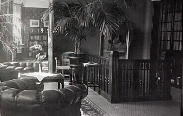 Interiörbilder från Samuelssonska villan i Varberg. Villan uppfördes 1904 vid korsningen Lasarettsgatan-Västra Vallgatan till stadsfiskal Nils Olof Samuelsson (1864-1910). Sannolikt är det han med maka och barn i salongen på bild 1. Ritningarna gjordes av byggnadsingenjören Gottfrid Ljunggrens och var ett av hans första byggprojekt sedan han kommit till staden året dessförinnan. 1945 flyttade provinsialläkare Karl-Holger Hejll med familj in i huset vilket ledde till att det senare kom att bli mer känt som Hejllska huset.