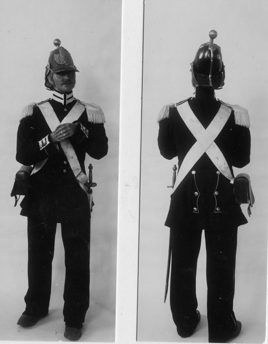 Beklädnad och beväpning för marinsoldat 1845.
Vapenrock av blå kommiss med vit passepoilering. Ståkrage med vita redgarnsstolpar. Svart yllefoder. En knapprad med 8 stycken mässingsknappar, svagt välvda, släta med ankare utran tross. Tre liknande knappar på varje ärmuppslag och skört. Två fickor i skörten. Axelklaffar med passepoiler. "Kronstämplad" samt märkt "3".
