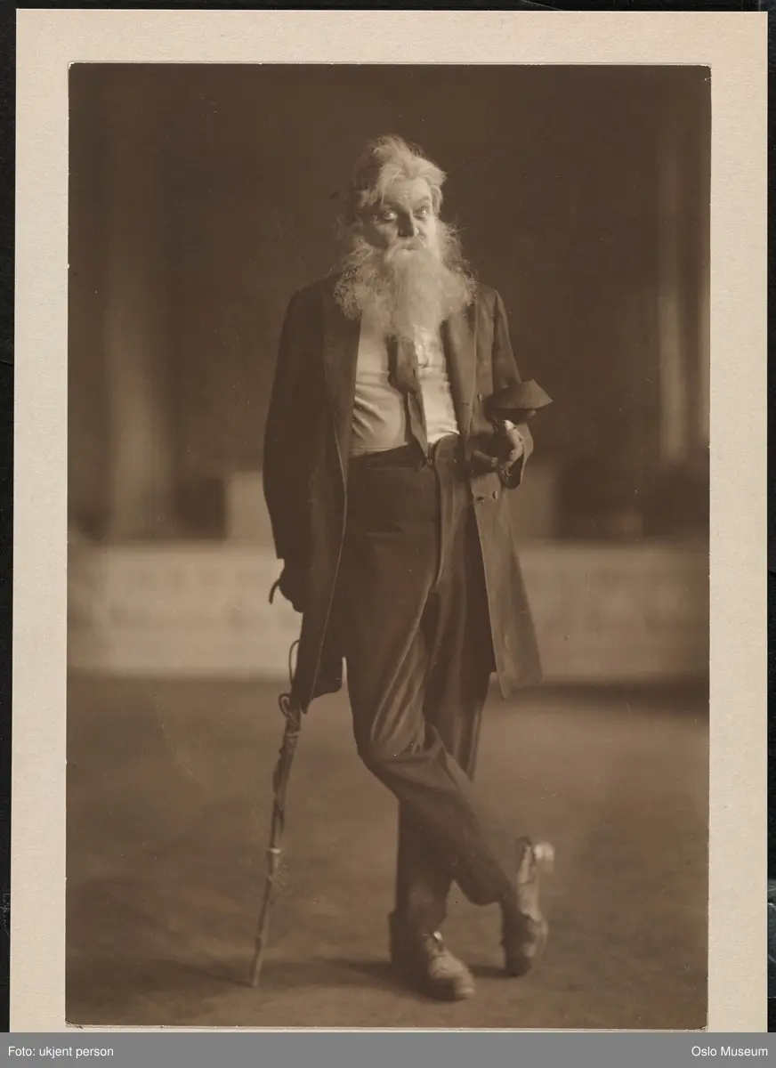 portrett, mann, skuespiller, rollebilde, Ulrik Brendel i "Rosmersholm" på Nationaltheatret, stående helfigur, kostyme