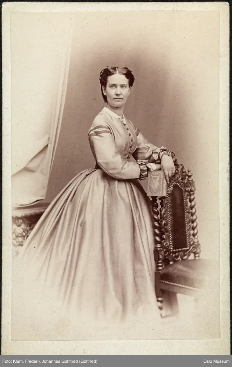 portrett, kvinne, skuespillerinne, vignettert stående helfigur