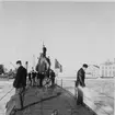 Lennart Wållberg Norrköping var förste kock på ubåten Neptun 1954 Neptuns långresa 1954.
Akterifrån med besättning på däck för att förtöja i Karlskrona.