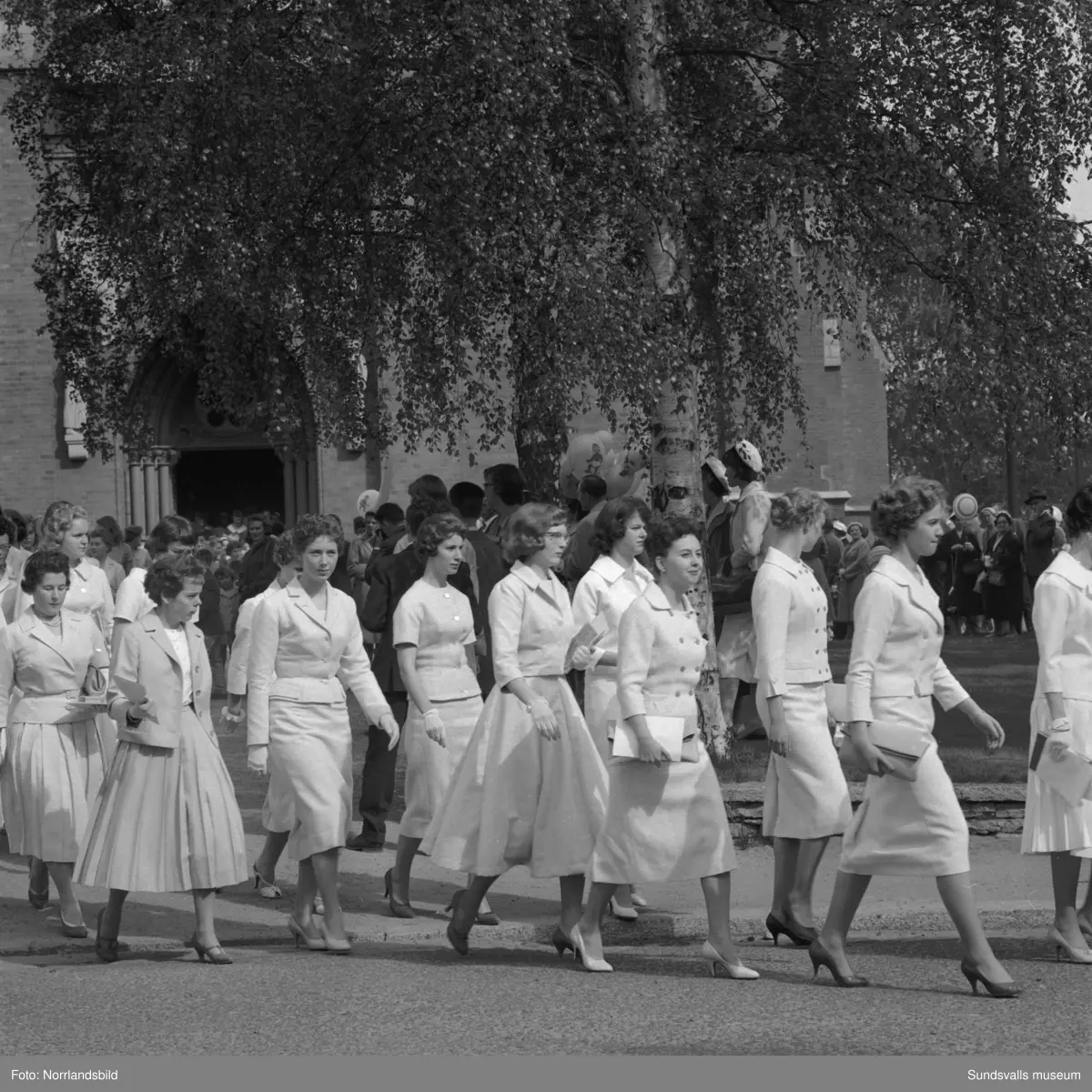 Examen för flickskolan, uttåg från kyrkan, gruppfoto och gratulationer.