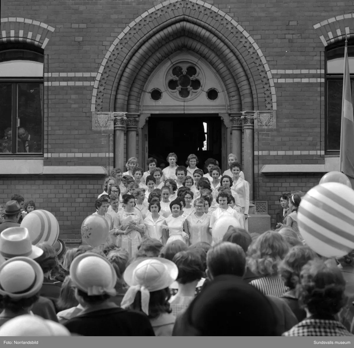 Examen för flickskolan, uttåg från kyrkan, gruppfoto och gratulationer.
