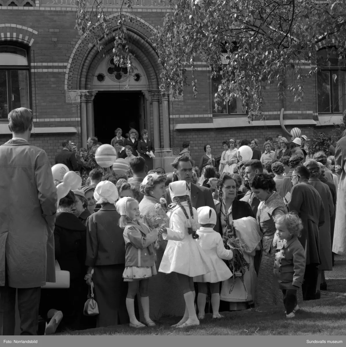 Examen för flickskolan, uttåg från kyrkan, gruppfoto och gratulationer.