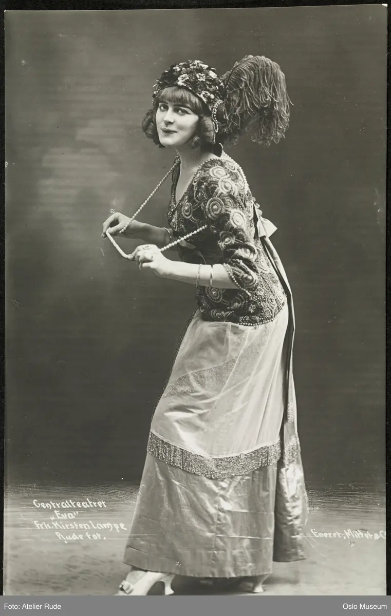 portrett, skuespillerinne, rollebilde, Pepita i "Eva" på Centralteatret, stående helfigur, kostyme