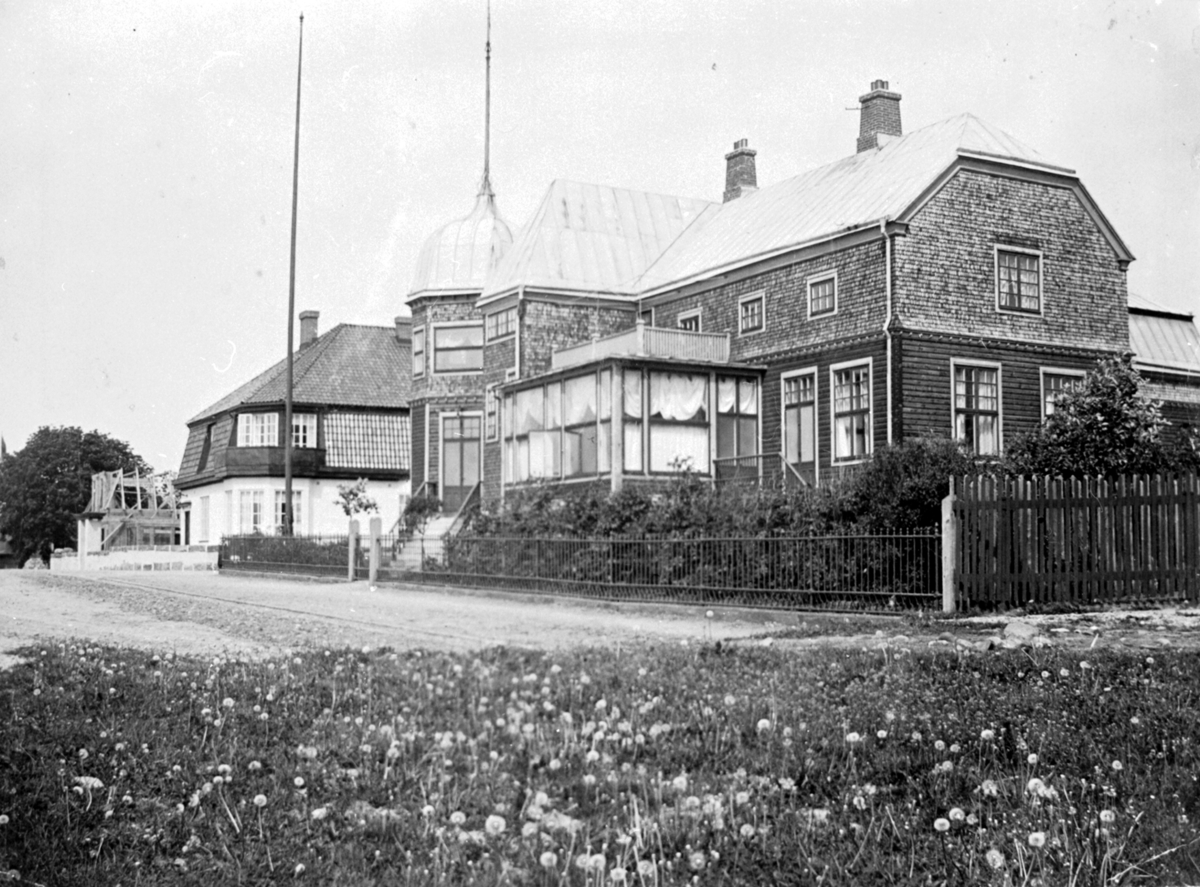Hejllska villan, Bomlyckan 10 i Södra villastaden. Villan uppfördes år 1904 (då tomt nr 1) till stadsfiskal Nils Olof Samuelsson och ritades av byggnadsingenjör/arkitekt Gottfrid Ljunggren. Till vänster fastigheten Kronofogden 6, kallad Kindvallska villan. Mellan husen går Lasarettsgatan och Västra Vallgatan ser ut att vid denna tid sluta här med en gräsmatta där markrosorna blommat ut.
Bild E8084: interiör från Bomlyckan 10.