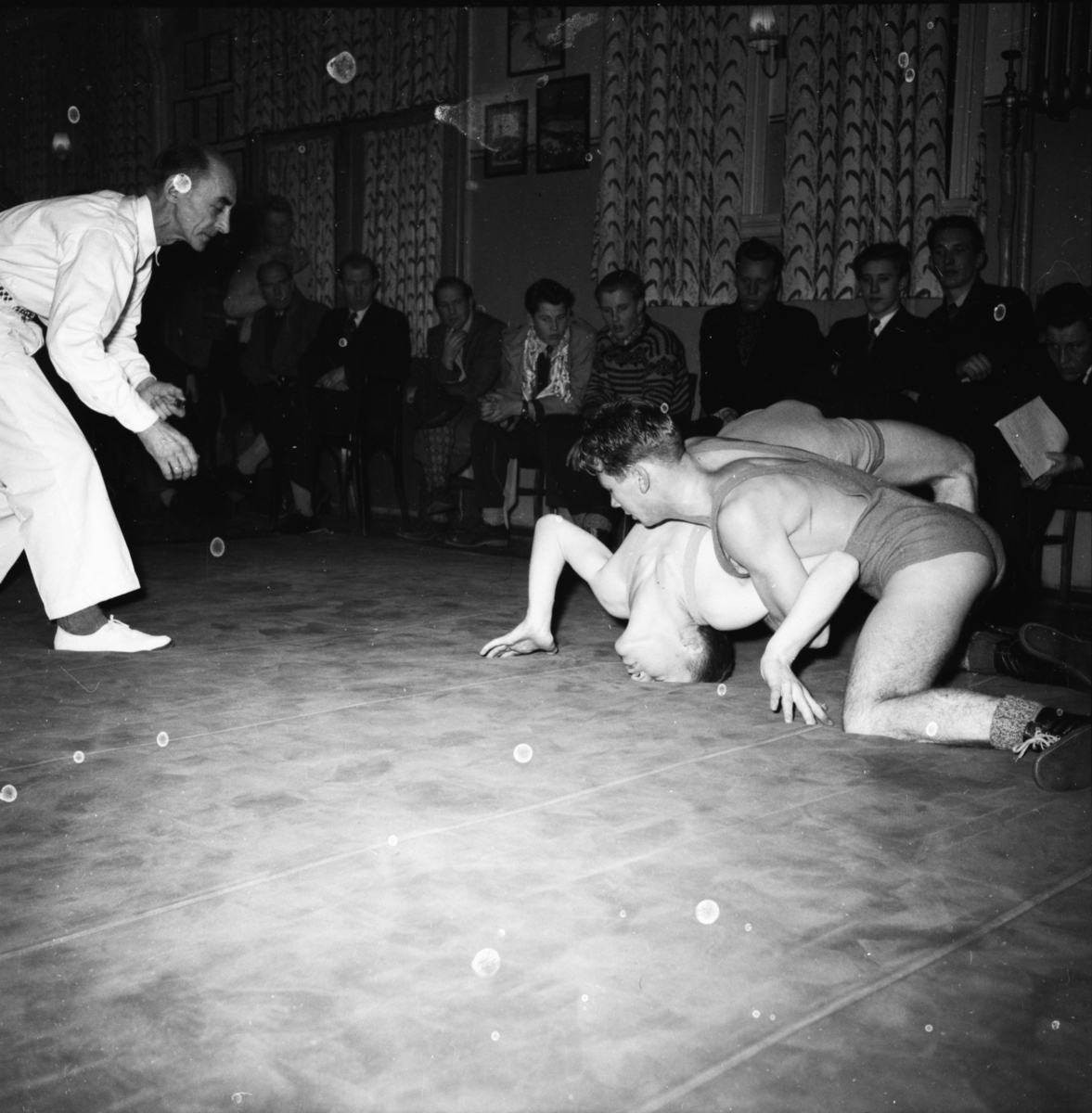 Vardens arkiv. "Bryting i Turnhallen"  23.01.1954